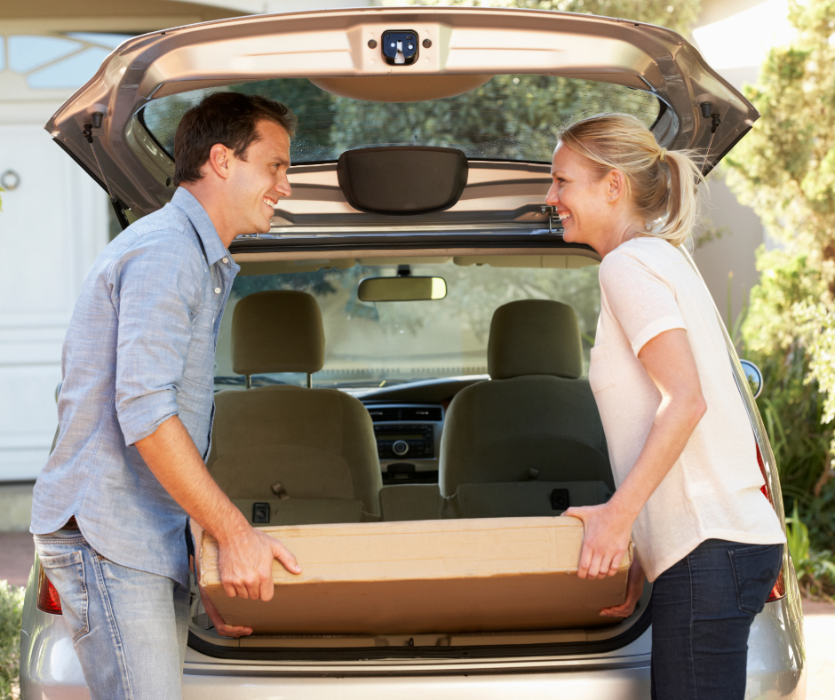 Un couple entrain de charger leur voiture avec leur commande